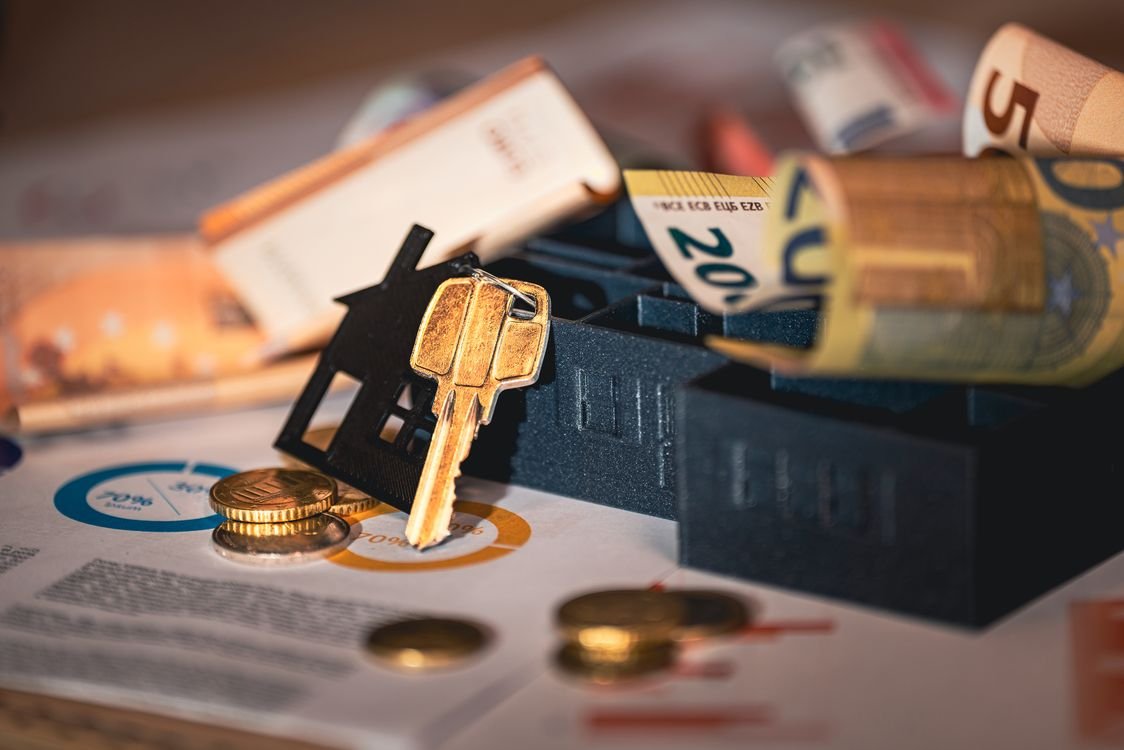 free-photo-of-real-estate-investment-essentials-with-euro-currency Faire construire sa maison : quel prêt immobilier choisir ?